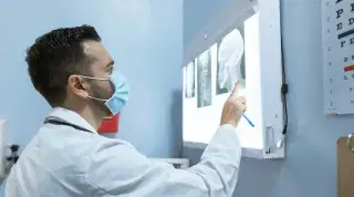 भारत में चिकित्सक कैसे बनें? कैरियर गाइड, पाठ्यक्रम