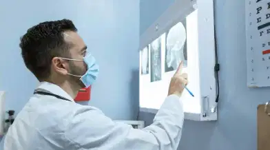 भारत में चिकित्सक कैसे बनें? कैरियर गाइड, पाठ्यक्रम