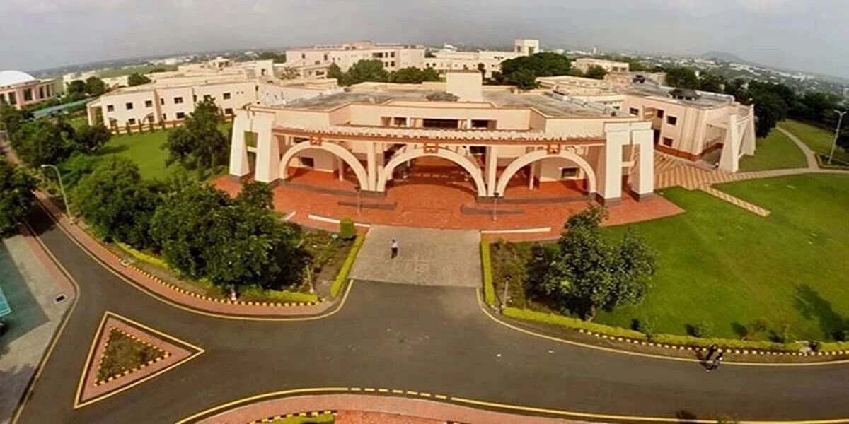 IIM Vs IIT: Courses, Fee Structure, Admission, Placements