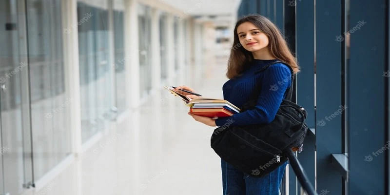 Best 5 Scholarship Essay Examples that Works in 2023
